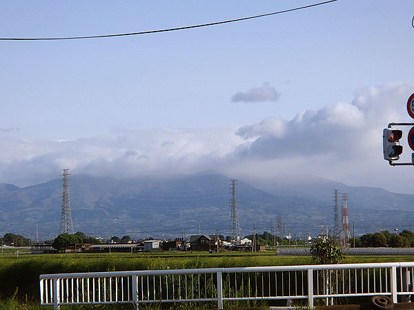 山沿いは曇り空